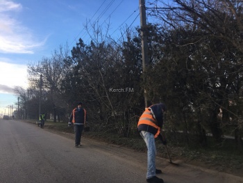 Новости » Общество: В Керчи осужденные убирали дорогу на Куль-Обинском шоссе