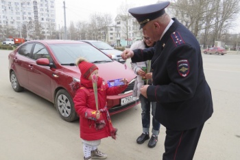 Сотрудники ГИБДД поздравили керченских автоледи цветами и сладостями