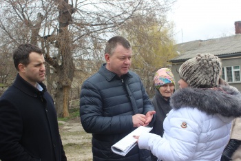 Новости » Общество: Глава администрации Керчи провел встречу с жителями нескольких домов