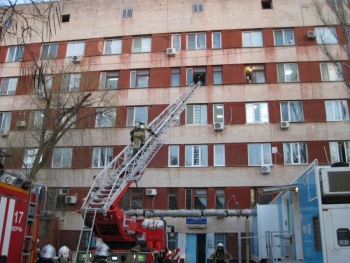 Новости » Общество: В керченской больнице учились тушить пожар