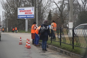 Новости » Общество: В Керчи рабочие красили ограждения