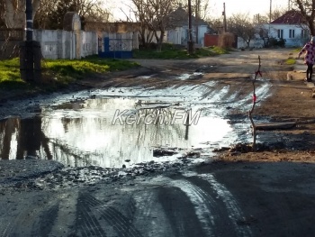 Новости » Общество: В глубокие ямы на Нестерова проваливаются автомобили