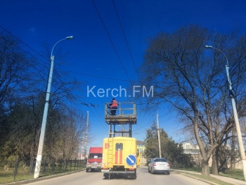 Новости » Общество: В Керчи центральные улицы украшают праздничной атрибутикой