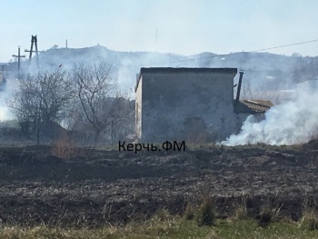 Новости » Криминал и ЧП: В Керчи загорелась трава, огонь подбирается к постройкам