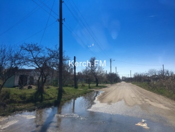 Новости » Общество: На Шевякова в Керчи произошёл порыв водовода