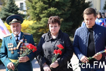 Новости » Общество: В центре Керчи прошло торжественное возложение цветов