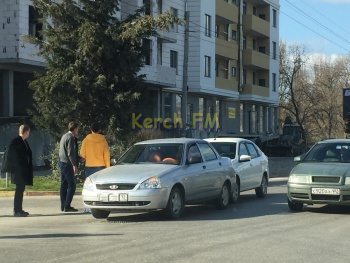 Новости » Криминал и ЧП: В Керчи перед пешеходным переходом на военкомате произошло ДТП