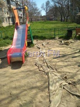 Керчане с улицы Кошевого, 18 думают, что с новой детской площадкой что-то не так
