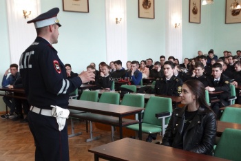 Новости » Общество: Сотрудники ГАИ  Керчи встретились со студентами КГМТУ