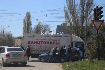 Новости » Криминал и ЧП: Во вчерашней аварии в Керчи пострадали три человека