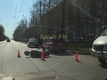 Новости » Криминал и ЧП: На Генерала Петрова в Керчи сбили мопедиста