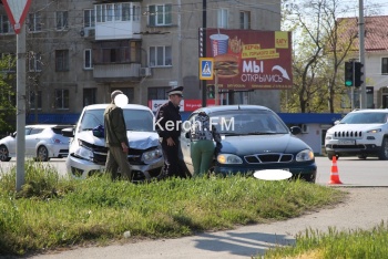 Новости » Криминал и ЧП: В Керчи около Горьковского моста произошла авария