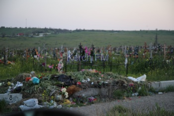 Новости » Общество: Городское кладбище Керчи перед поминальными днями завалено мусорными кучами (видео)