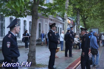 Для построения в колонну факельного шествия нужно пройти через рамки металлоискателя