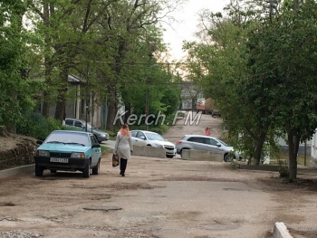 Центр Керчи перекрыли раньше времени – водители собираются в пробке