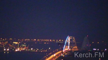 На одной из арок Крымского моста частично включили подсветку (видео)