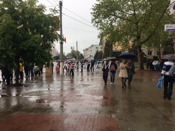 Погода распугала керчан: мало людей пришло смотреть парад