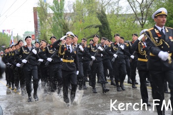 В Керчи прошел военный парад (фото)
