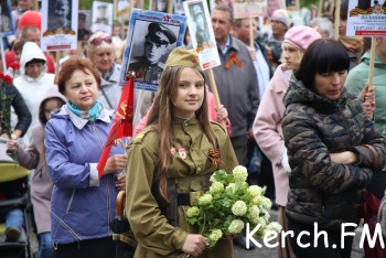 Тысячи керчан прошли колонной в «Бессмертном полку» по центральным улицам города