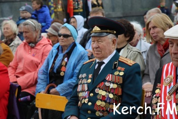 Новости » Общество: В  Керчи к Обелиску Славы возложили цветы