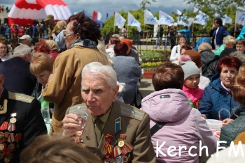 Ветеранов в Керчи кормили полевой кашей и наливали «100 грамм»