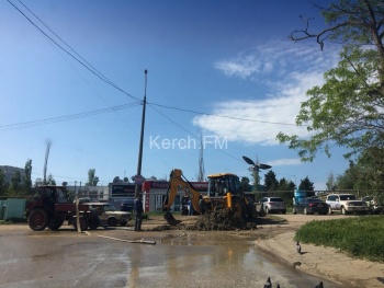 В Керчи на Ворошилова водоканал устранял прорыв