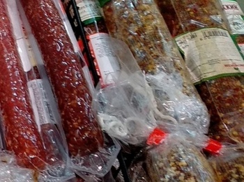 В Крыму продолжают подпольно торговать украинской колбасой