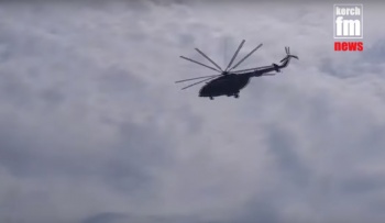 Отдыхающие на керченском горпляже наблюдали "вертолетное шоу" (видео)