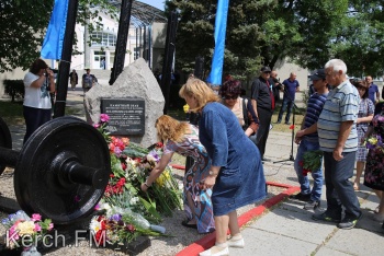 В память жертв депортации в Керчи возложили цветы