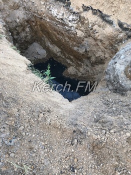 В Керчи почти через два месяца решили ликвидировать  порыв канализационной трубы