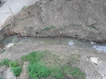 Керчане боятся, что в траншею с канализацией во дворе жилого дома могут упасть дети