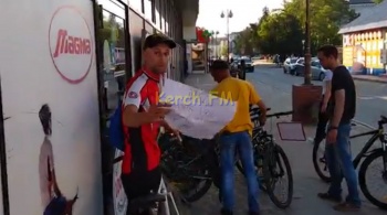Велосипедист в Керчи провел перед магазином одиночный пикет