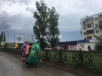 Новости » Общество: В Керчи убирали дорогу под дождем