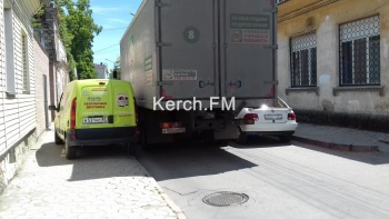 Флешмоб у автохамов: очередная парковка на пешеходной дорожке в Керчи