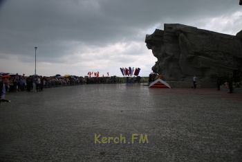 В Керчи под проливным дождем прошел День партизан