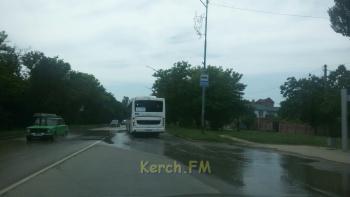 Новости » Общество: Улицу Орджоникидзе в Керчи заливает канализация