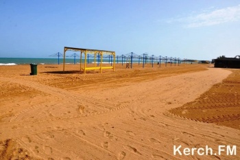 Новости » Общество: Крымчанам временно запретили купаться на пляжах Феодосии