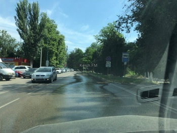 Новости » Общество: По Орджоникидзе течет река чистой воды