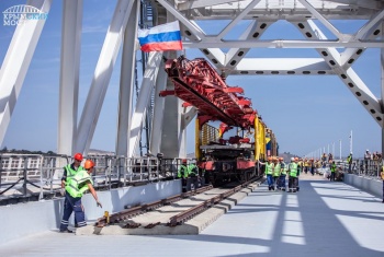 Новости » Общество: На первом пути Крымского моста сомкнули рельсы