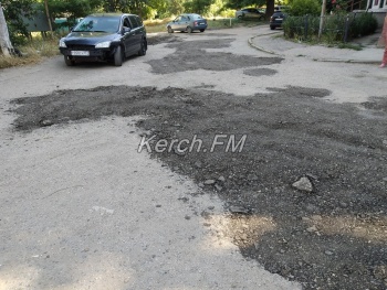 Новости » Общество: Внутридворовую дорогу в районе «Института» подсыпали асфальтовой крошкой