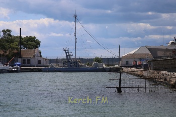 На Генмоле в Керчи до сих пор  стоят украинские военные корабли (видео, фото)