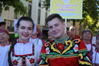 То, что нужно: по Керчи прошло театрализованное шествие участников фестиваля «Дружба народов»