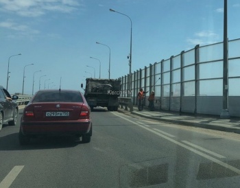 Новости » Общество: На путепроводе по ШГС моют шумозащитные экраны