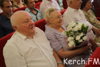 Новости » Общество: Несколько семей в Керчи наградили медалями «За любовь и верность»