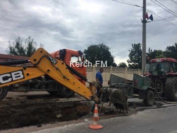 Новости » Общество: На Адмиралтейском проезде водоканал разрыл дорогу