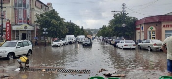 Новости » Общество: В Керчи дождь затопил центральные улицы города