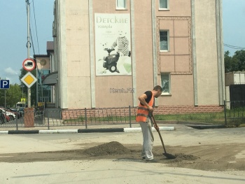 Новости » Общество: В Керчи убирают последствия ливня