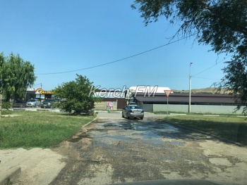 Новости » Коммуналка: В Керчи по дороге на Ворошилова течет чистая вода