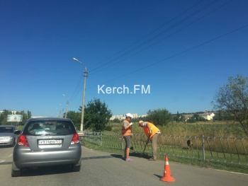 Новости » Общество: В Керчи на Ворошилова убирают дорогу