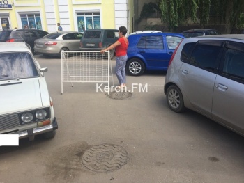 Некоторые предприниматели незаконно занимают места для своих машин на Пролетарской в Керчи